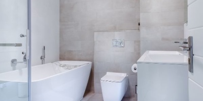 Minimalistyczna łazienka: Prosta i elegancka aranżacja dla amatorów prostoty